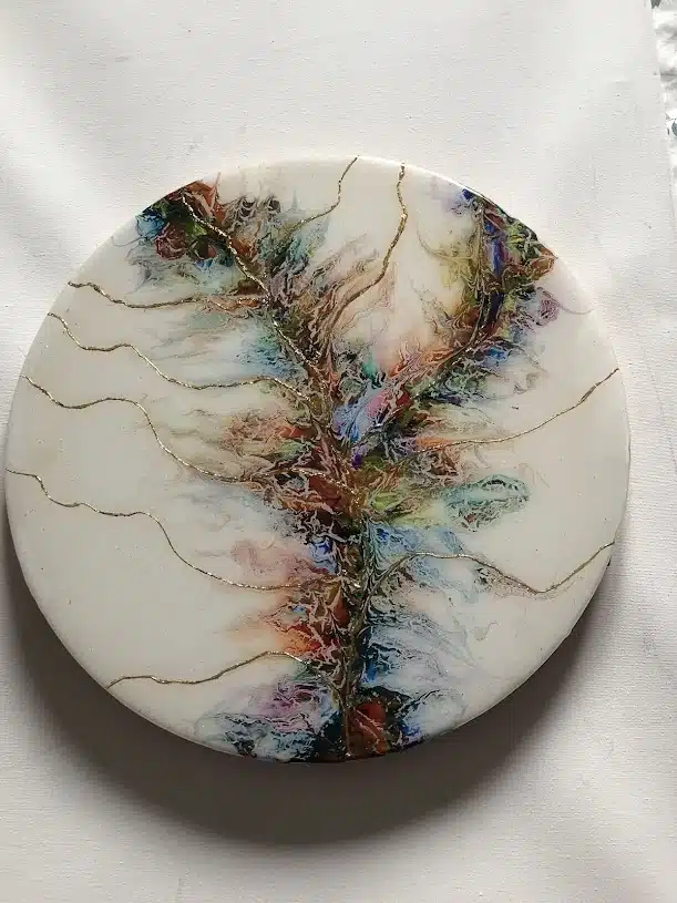 Art fluide circulaire représentant un arbre multicolore abstrait avec de délicates rainures dorées.