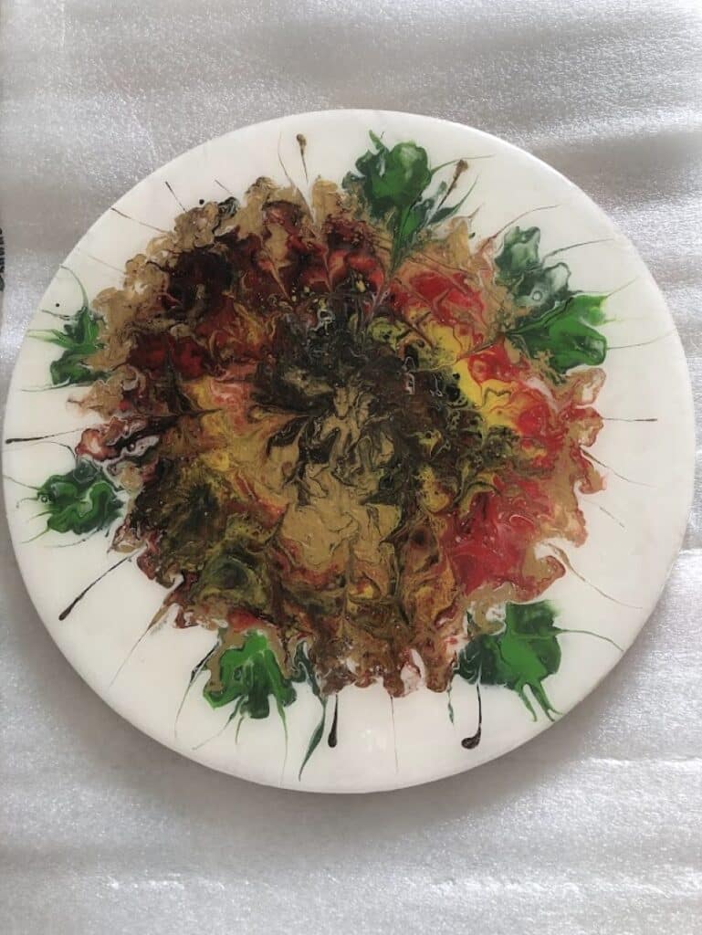 Tableau Art Fluide Rond - Design Floral Or et Rouge Art fluide circulaire aux couleurs automnales : rouge, or et vert sur un fond blanc éclatant.