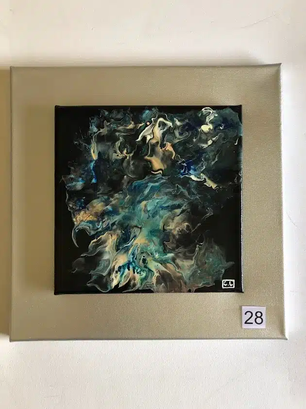 Art fluide abstrait aux volutes bleu sarcelle et or sur châssis noir et argent, signé C.L, numéro 28.