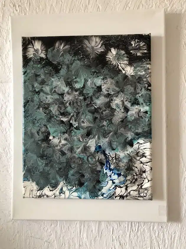 Peinture abstraite fluide aux motifs floraux noirs, gris et sarcelle avec signature C.L.