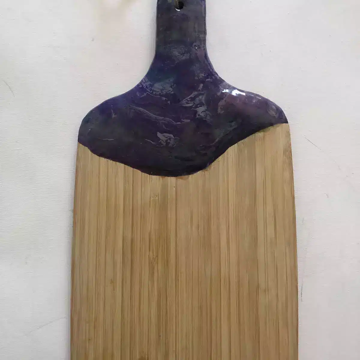 Planche à découper en bambou et résine époxy violette, ustensile de cuisine artisanal et design.