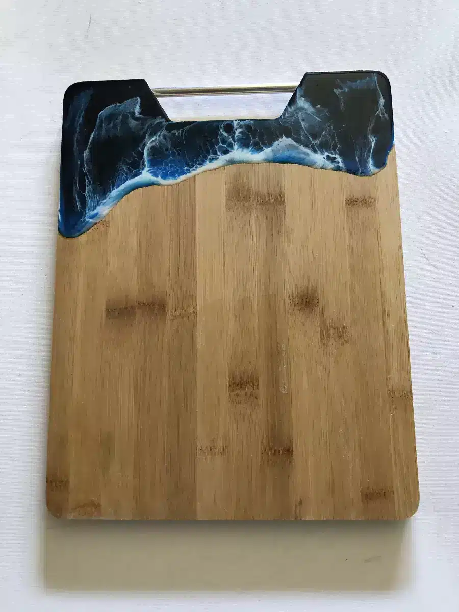 Planche à découper en bambou avec décor de vagues en résine époxy bleue et blanche, idéale pour le service.