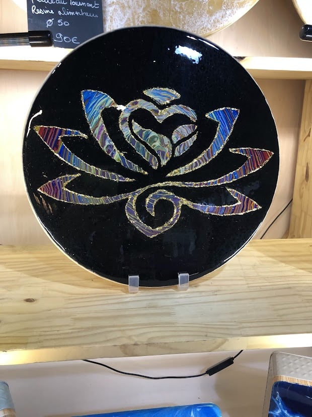 Plateau tournant lotus résine noire et marbrée artisanale Plateau tournant en résine noire avec lotus aux couleurs marbrées et contours dorés, artisanat d'art, diamètre 50cm.